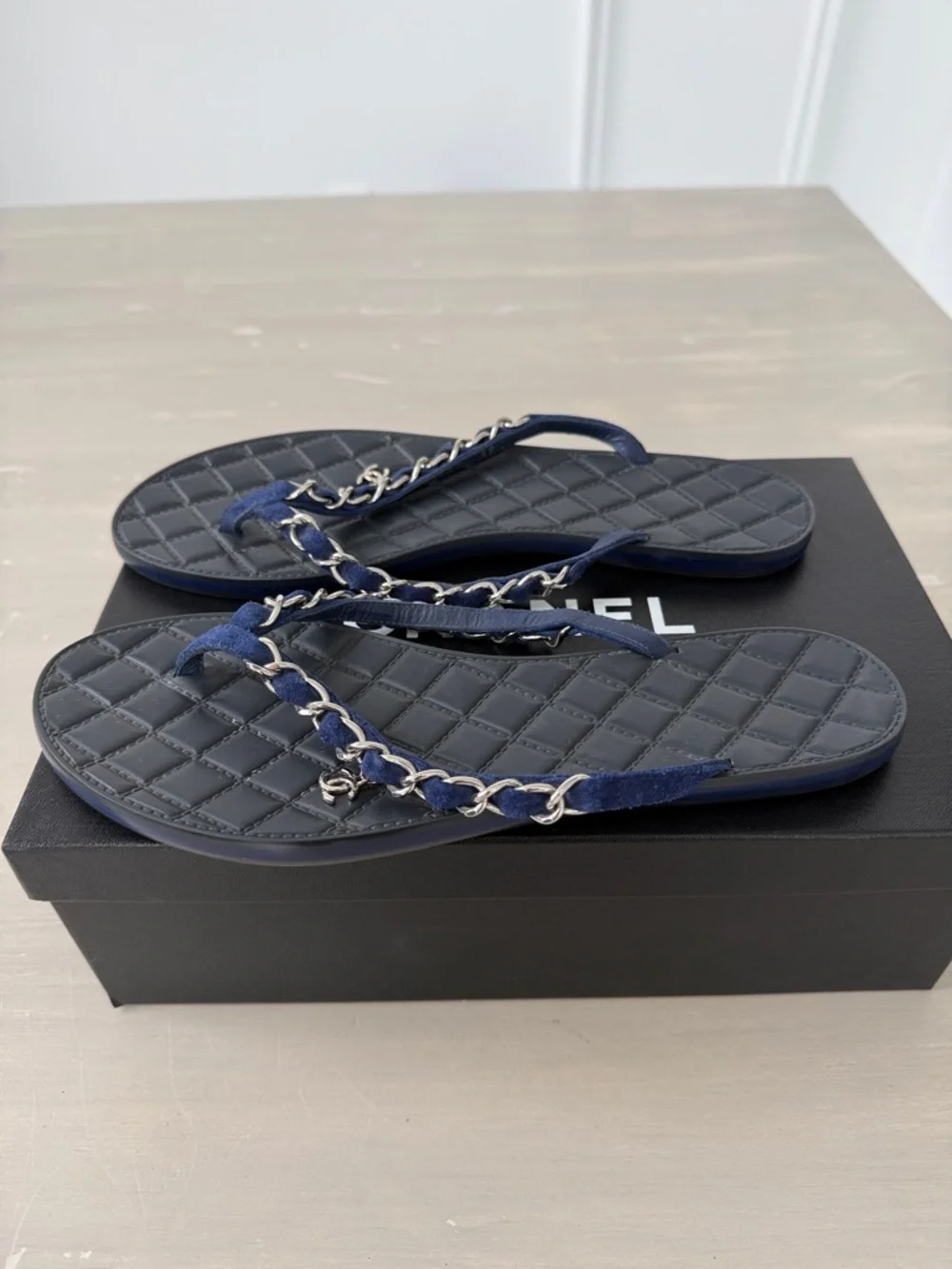 CHANEL Chain Navy Blue Suede Quilted Leather Thong Flip Flop Sandals 39 - Picture 2 of 6